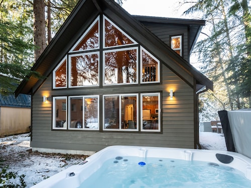 Starry Skies, Mountain Views, Hot tub Memories and fireside chats at Yverin Muse