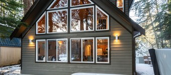 Starry Skies, Mountain Views, Hot tub Memories and fireside chats at Yverin Muse