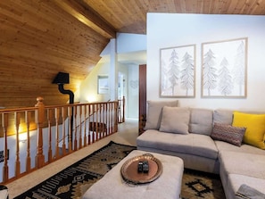 Smart TV, chimenea y oficina