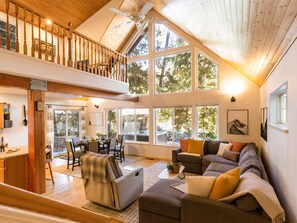 Fernseher, Kamin, DVD-Player, Bücher