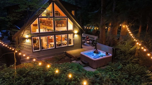 Mt Baker Cabin-Hot Tub, Fireplace & EV Charger