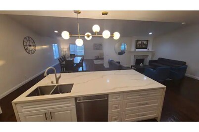 Peaceful modern renovated house with hot tub