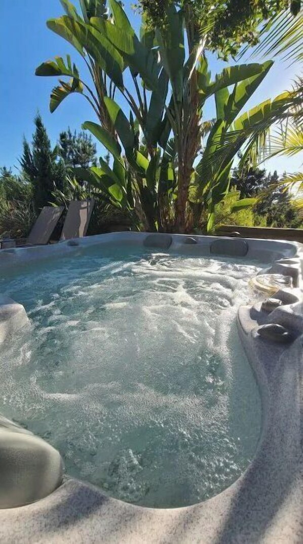 Outdoor spa tub