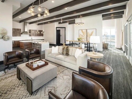 Stylish Apartment - Hottub/Parking/Gym/FastWifi/PetFriendly/Coffee Provided