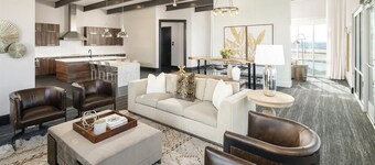 Stylish Apartment - Hottub/Parking/Gym/FastWifi/PetFriendly/Coffee Provided
