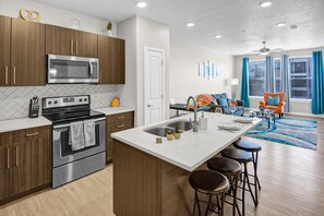 Jääkaappi, mikroaaltouuni, uuni, liesi