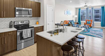 Stylish Apartment - Hottub/Parking/Gym/FastWifi/PetFriendly/Coffee Provided