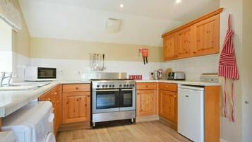 Fridge, dishwasher, cookware/dishes/utensils