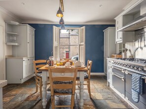 Fridge, dishwasher, cookware/dishes/utensils