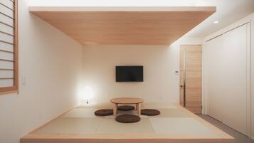 Habitación tradicional con 2 camas individuales | Área de sala de estar | Smart TV de 42 pulgadas con canales digitales y televisión