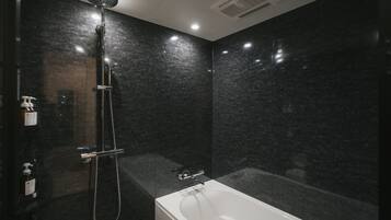 Chambre Tradition avec lits jumeaux | Salle de bain | Baignoire et douche séparées, articles de toilette gratuits