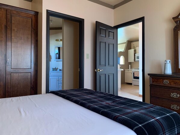 2 habitaciones, tabla de planchar con plancha y ropa de cama