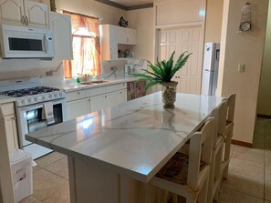 Refrigerador, microondas, horno y cafetera y tetera