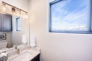 Een douche, een haardroger, handdoeken, zeep