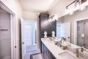 Chuveiro, secador de cabelo, toalhas de banho, sabonete