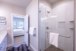 Chuveiro, secador de cabelo, toalhas de banho, sabonete