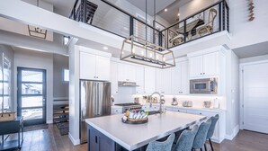 A spacious kitchen with a large island, stainless steel appliances, and a modern chandelier. - 2 Min to Deer Valley East Village | Luxury 5BR | Hot Tub | Sleeps 14 (Heber City)