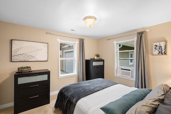 Room - Casa Yeye! Dual Office WFH! HUGE Yard! Mins ~ PDX!
(Vancouver)