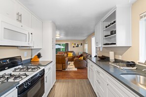 Private kitchen - Casa Yeye! Dual Office WFH! HUGE Yard! Mins ~ PDX!
(Vancouver)