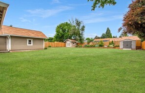 Full view of backyard. - Casa Yeye! Dual Office WFH! HUGE Yard! Mins ~ PDX!
(Vancouver)