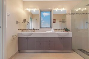 Dusche, Haartrockner, Handtücher