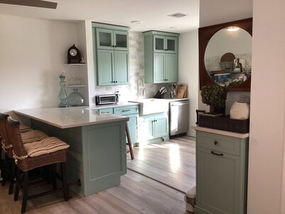 3 Bedroom Villa, Walk to Beach, Great Restaurants and Shops. 3 month minimum