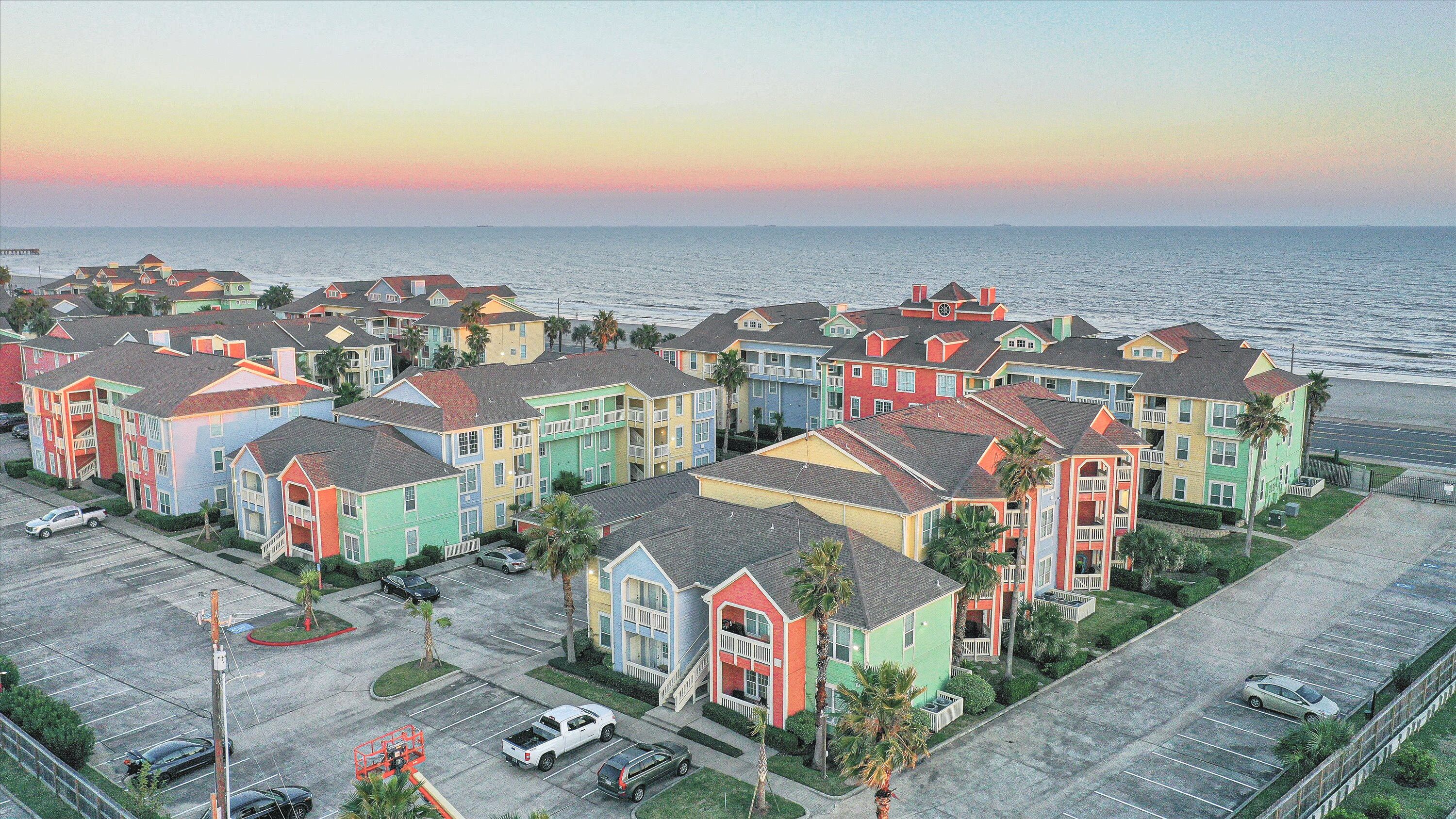 Seawall Beachfront Condo, Newly Renovated, Shared Pools with Hot Tub!