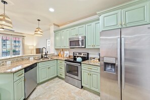 Fridge, microwave, oven, stovetop - Seawall Beachfront Condo, Newly Renovated, Shared Pools with Hot Tub! (Galveston)