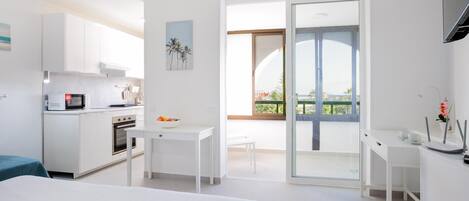 Een strijkplank/strijkijzer, internet, beddengoed