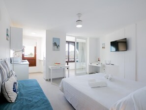 Tabla de planchar con plancha, acceso a internet y ropa de cama 