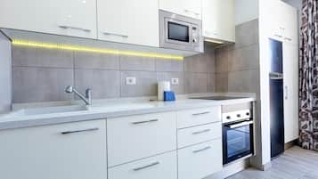 Refrigerador, microondas, horno y cafetera y tetera