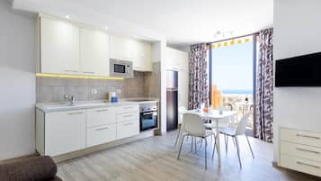 Refrigerador, microondas, horno y cafetera y tetera