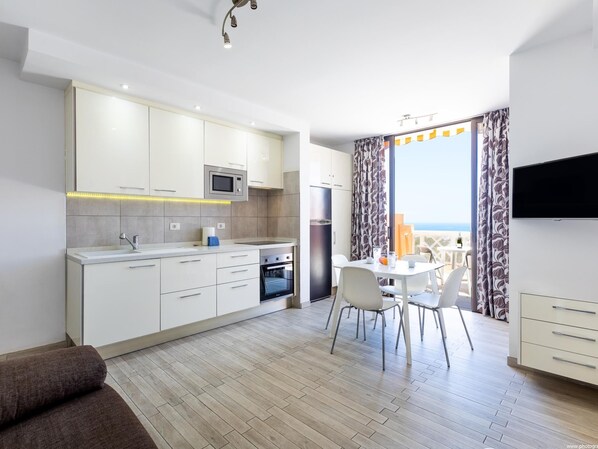 Fridge, microwave, oven, coffee/tea maker