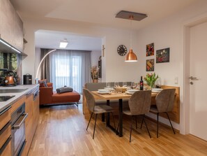 Frigorífico, microondas, placa de cocina y lavavajillas