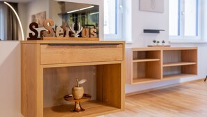 Een houten plank met een decoratieve appel en een bord waarop 'Sovereign' staat.