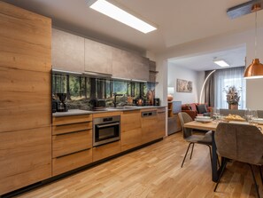 Kjøleskap, mikrobølgeovn, kokeplater og oppvaskmaskin