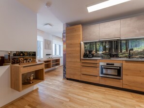 Kjøleskap, mikrobølgeovn, kokeplater og oppvaskmaskin