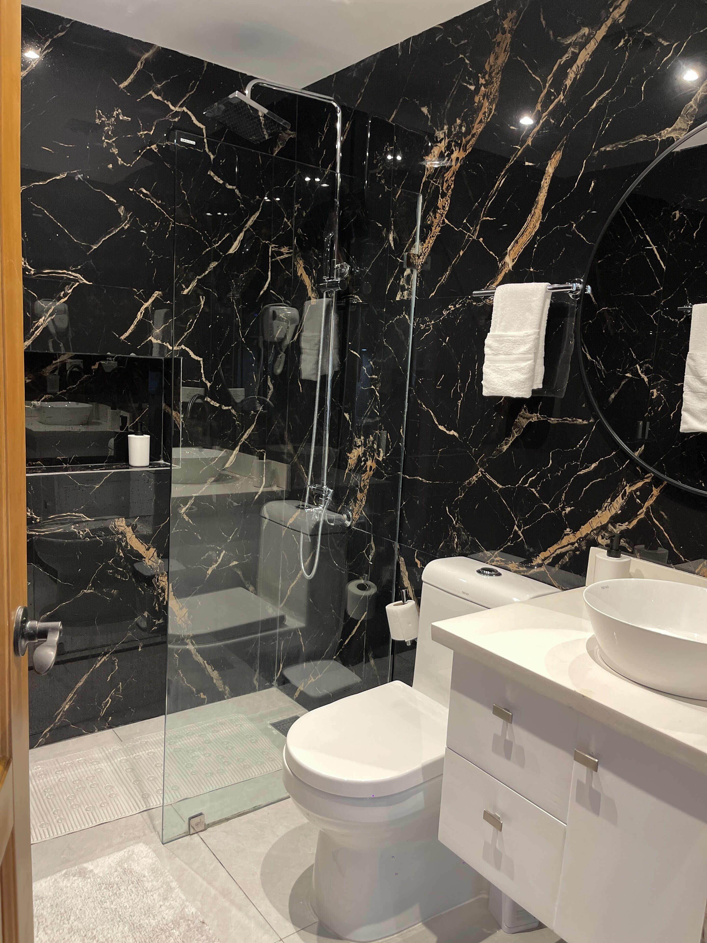 Een douche, een haardroger, een bidet, handdoeken