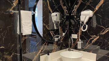 Regadera, secadora de cabello, bidet, toallas