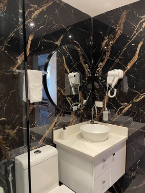 Doccia, asciugacapelli, bidet, asciugamani