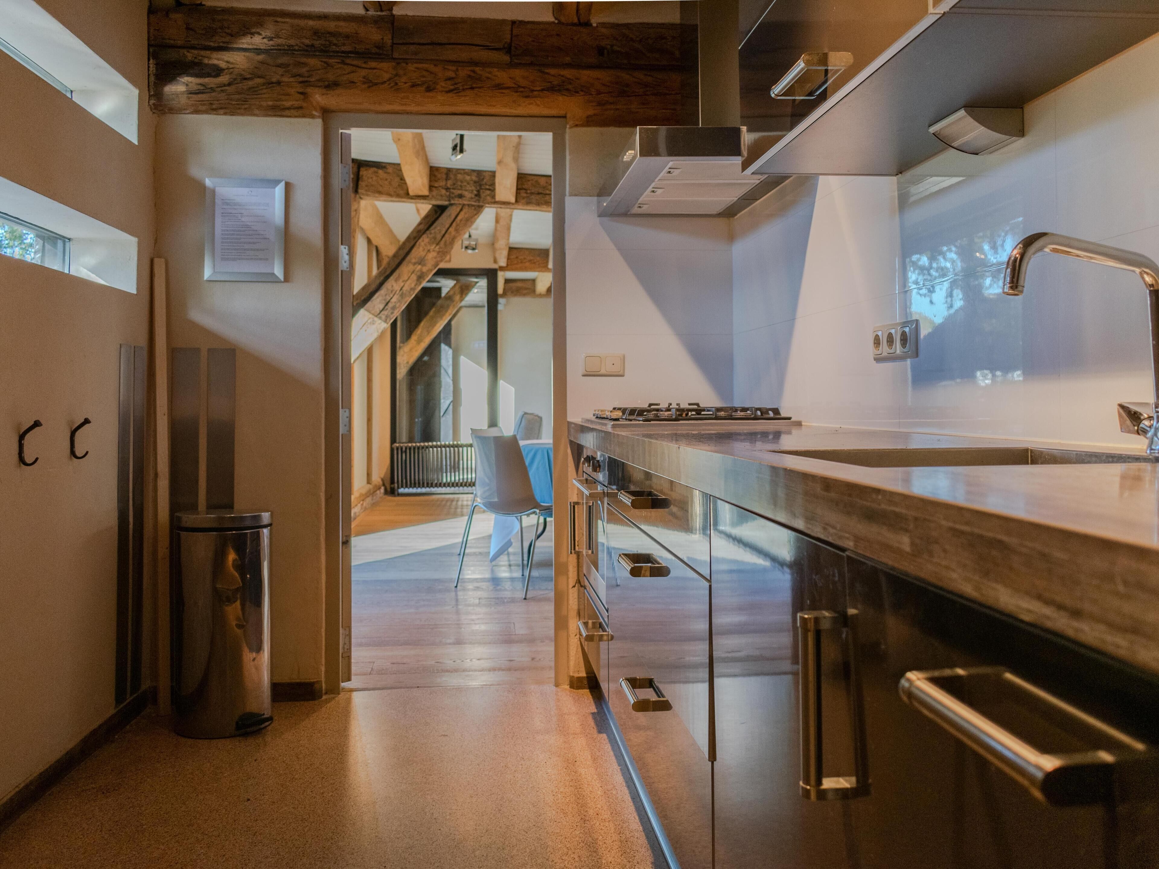 Een koelkast, een microgolfoven, een kookplaat, een vaatwasser