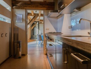 Fridge, microwave, stovetop, dishwasher - Cosy holiday home in the forest (Ulvenhout (AC))