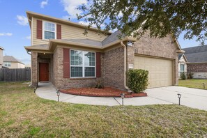 Exterior - The Houcation Villa 4BR+Patio+ Fast wi-fi+ Pool + mini grill (Houston)