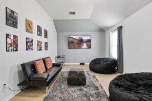 Smart TV, fireplace, books - The Houcation Villa 4BR+Patio+ Fast wi-fi+ Pool + mini grill (Houston)