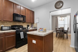 Fridge, microwave, oven, stovetop - The Houcation Villa 4BR+Patio+ Fast wi-fi+ Pool + mini grill (Houston)