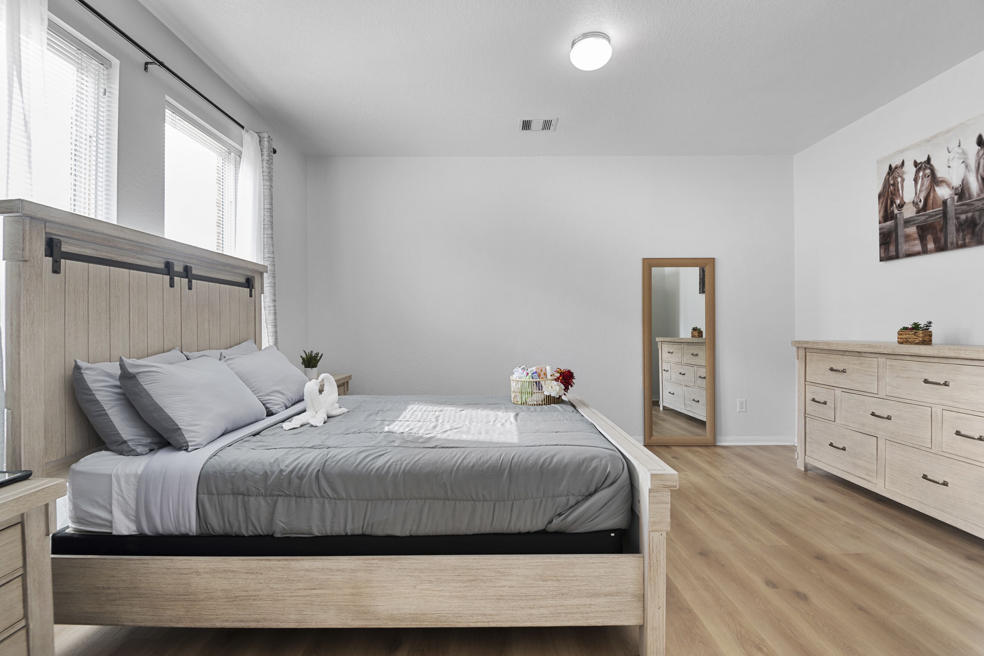 4 Schlafzimmer, Schreibtisch, Bügeleisen/Bügelbrett, Reisekinderbett