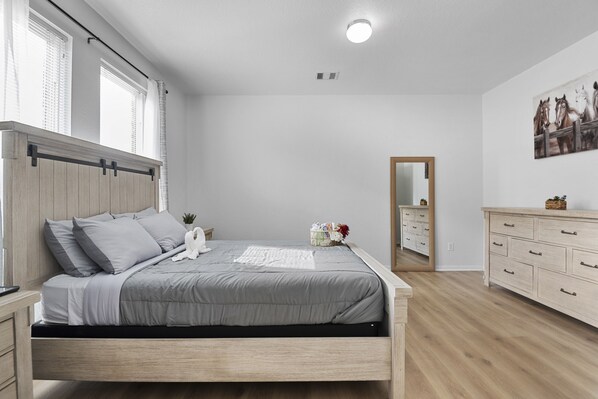 4 bedrooms, desk, iron/ironing board, travel cot - The Houcation Villa 4BR+Patio+ Fast wi-fi+ Pool + mini grill (Houston)