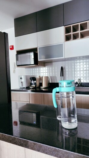 Kühlschrank, Mikrowelle, Ofen, Wasserkocher mit Kaffee-/Teezubehör