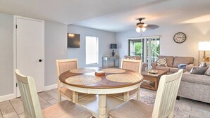 A dining area with a round table, chairs, and a ceiling fan. - South Tampa Retreat: Fenced Yard, Top Location! (Tampa)