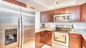 Frigorifero, microonde, forno, piano cottura